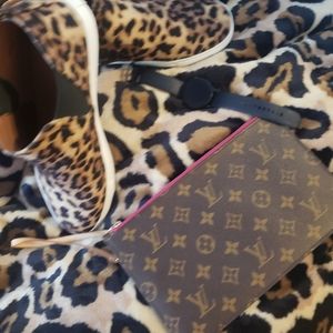 Authentic Louis Vuitton Neverfull Pivone Pouchette